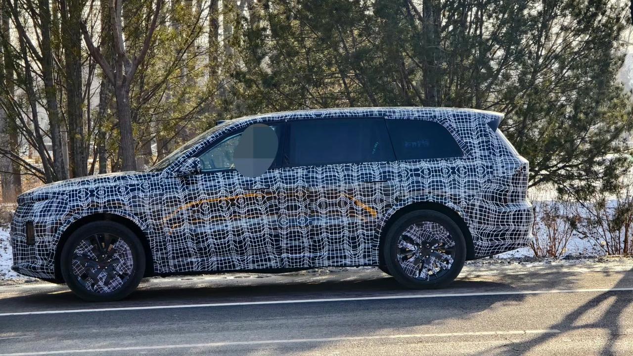 全新理想增程车型！或命名LX！新车型的动态和老车型有所不同，在外观侧面相比老