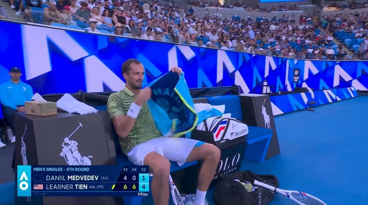 梅总勉强止住连丢11局的颓势，险吞隐形双蛋梅德韦杰夫澳网再战勒纳钱澳网2026