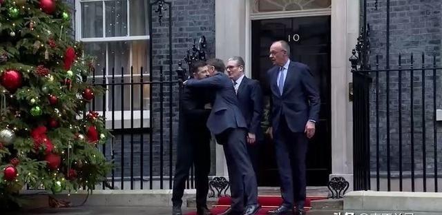 泽连斯基在伦敦向英法德三国汇报完于美国的谈判情况之后，马不停蹄飞到布鲁塞尔见北约