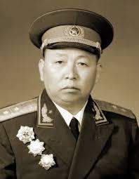 1935年，长征途中，詹才芳看到几个战士要把一个重病号丢在草地。他沉思片刻后，说