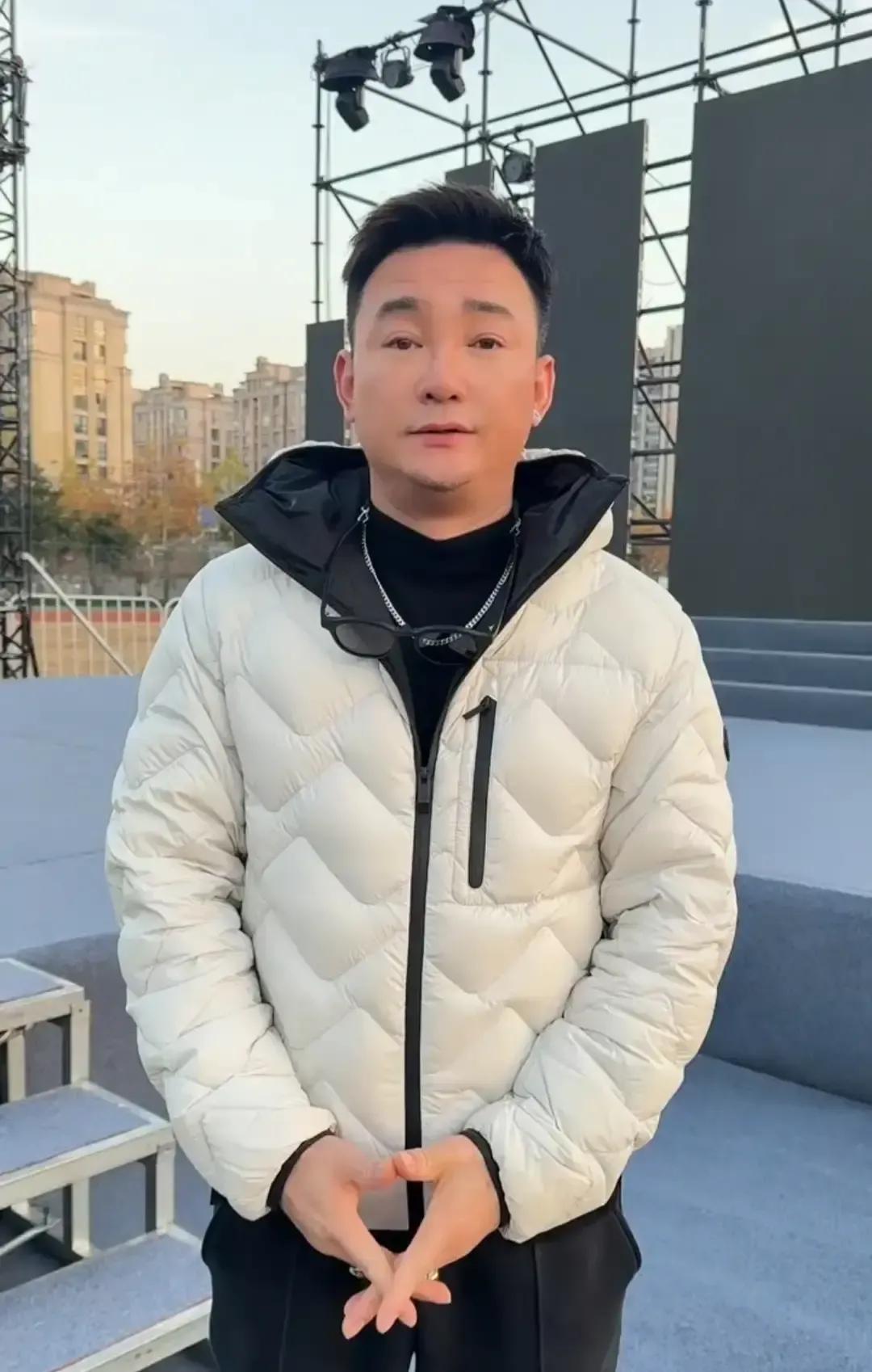 黄勇昨晚在广德街头开唱，结果人挤到马路中间，警察直接叫停。他提前在抖音喊了一嗓