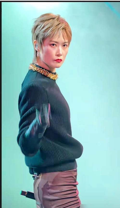 记者追问为什么现在开始穿裙子了，李宇春眼皮一抬，丢下一句，裙子就是条没裤腿的裤子。当年那个死活不肯穿
