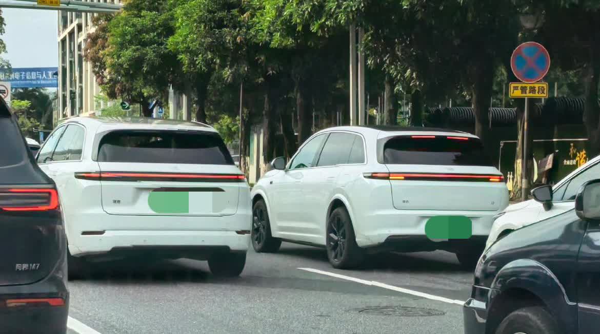 两代理想L7难得同场，我还是喜欢左边这个造型，真搞不懂某些车企为啥要把牌照放在最