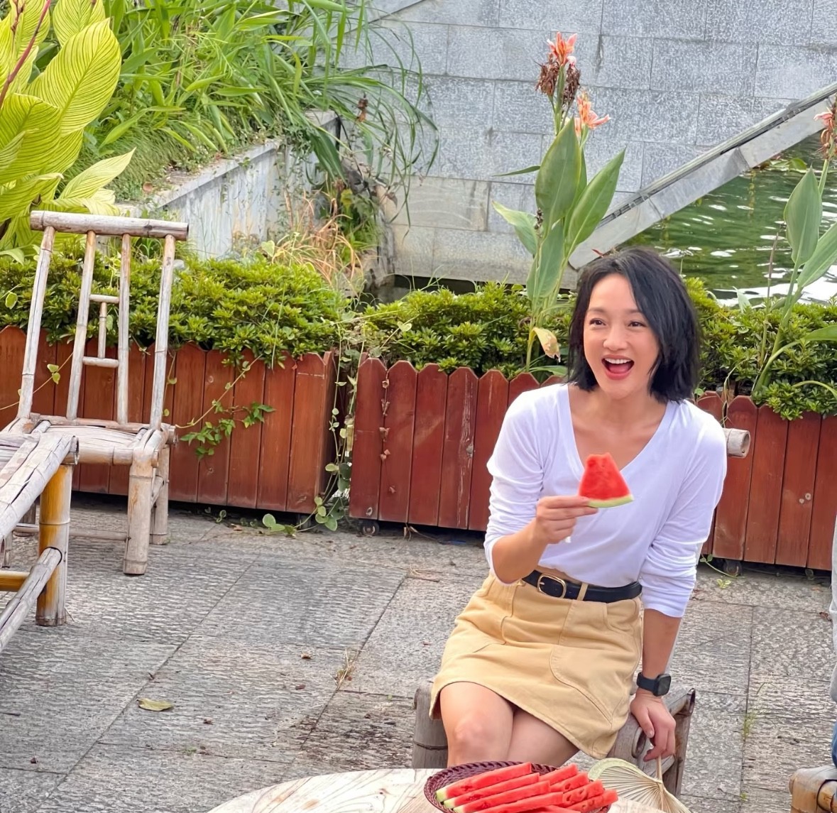 50岁知名女星周迅的最近照片！近日，有北京一网友在片场偶遇知名女星周迅拍摄，征