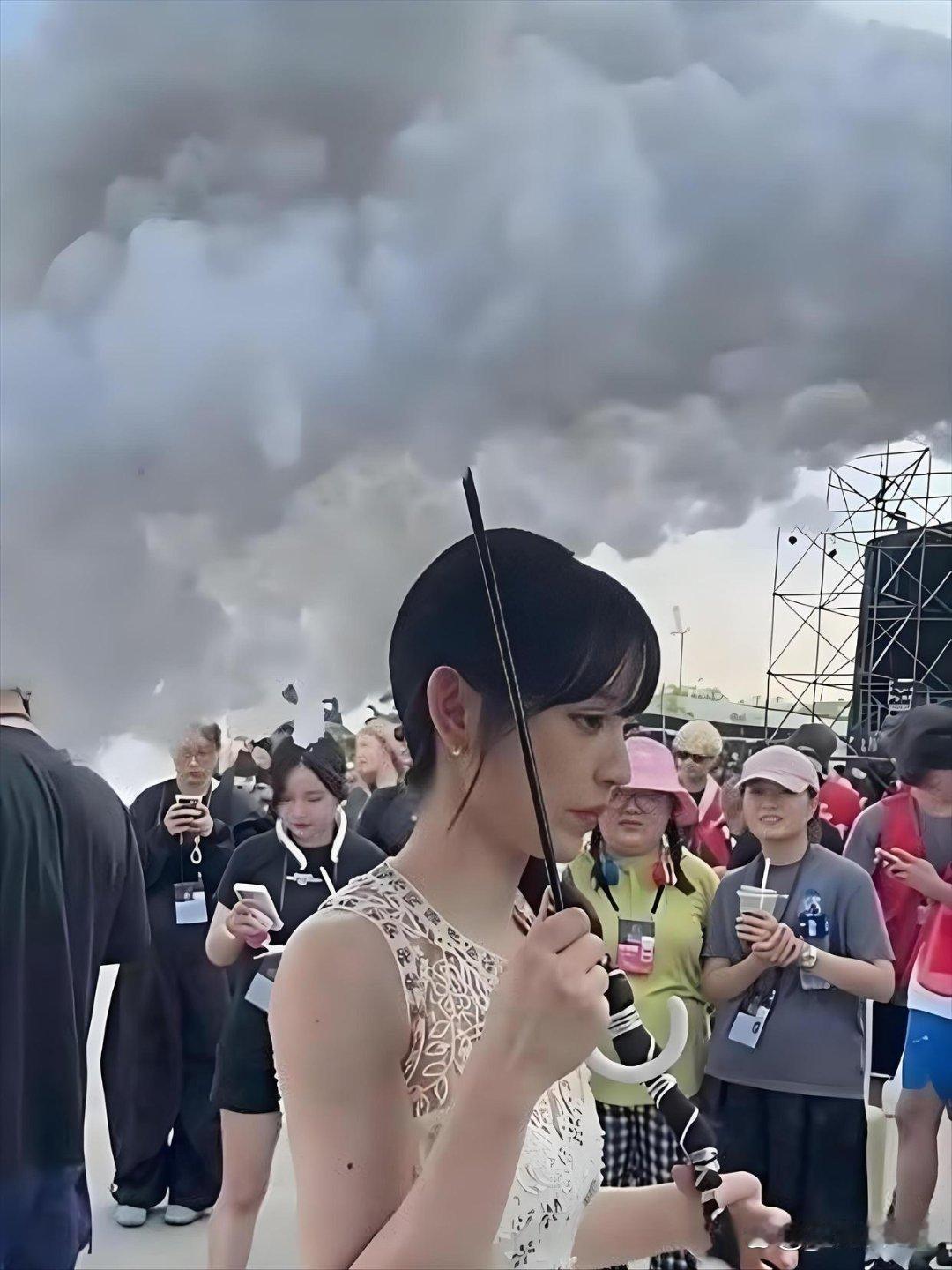田曦薇这雨伞有点意思啊​​​