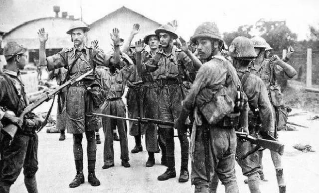 小矮个的日本鬼子俘虏高大的英国士兵，实在是不可思议。二战期间，在新加坡就发生了一