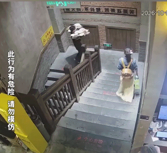 “这反应绝了”！四川，一饭店的传菜员小伙手上拖着两大盘菜上楼，可走到最后一层台阶