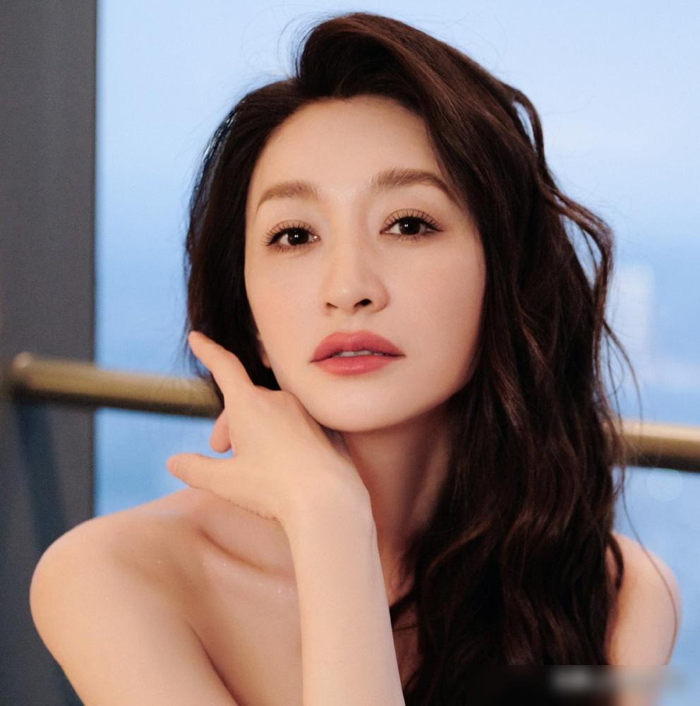 别吹王濛真性情了，内娱导演都快被她逼疯了。当众甩开李小冉的手，还直接吐槽节目：太