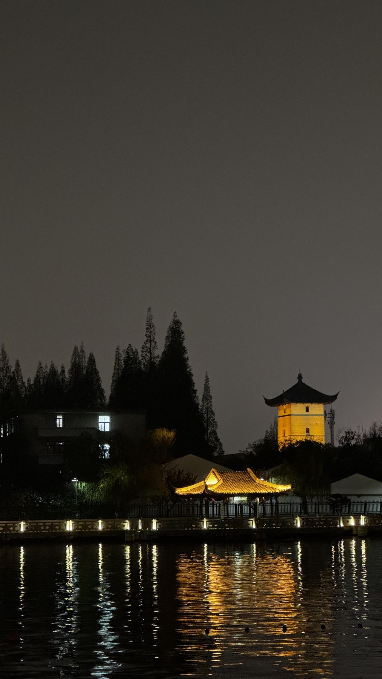 古城夜景图片分享护城河畔，远眺苏州大学校园夜景。