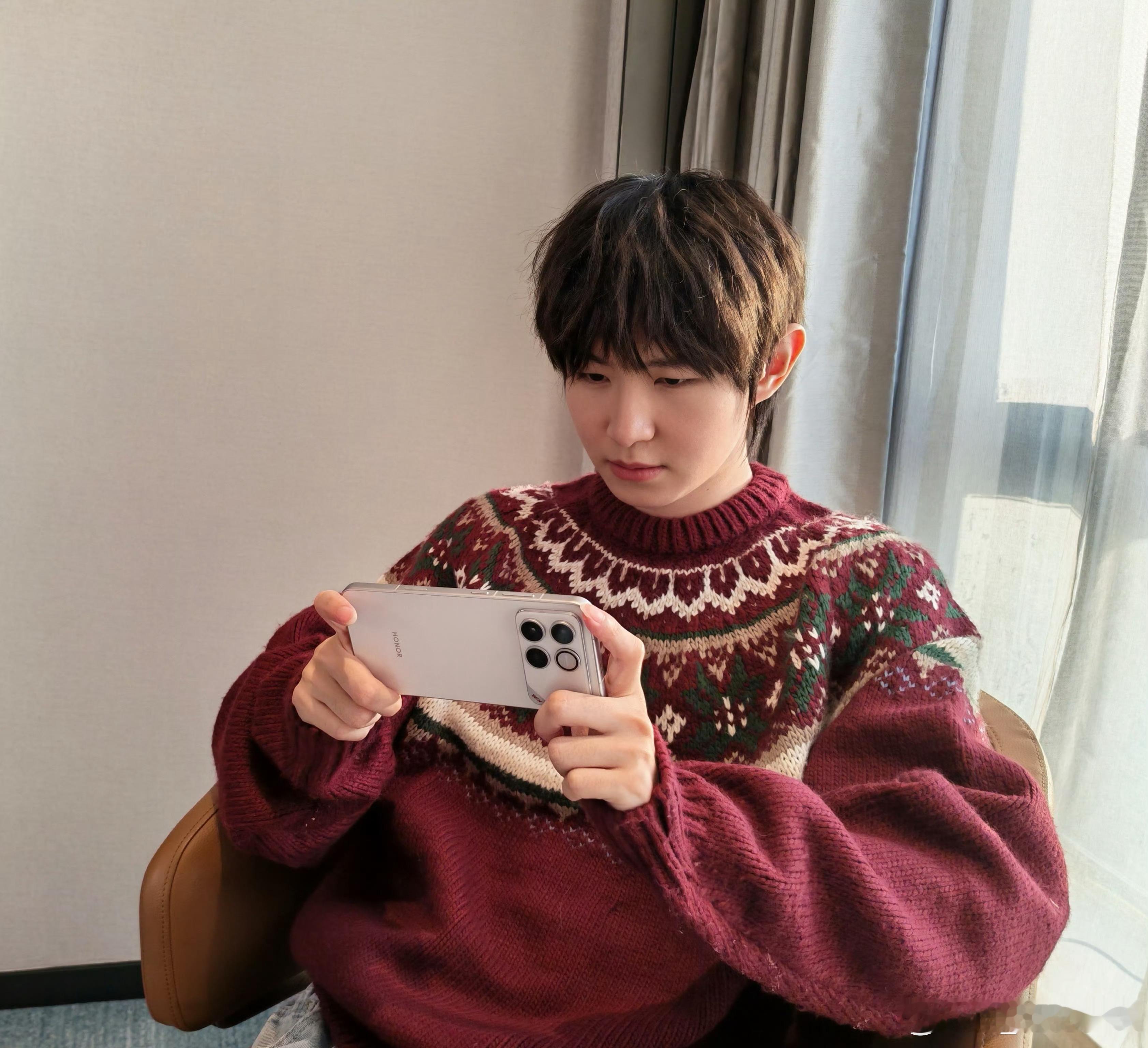 一诺徐必成手上拿的是即将发布的荣耀WIN？预计搭载高通骁龙8EliteGe