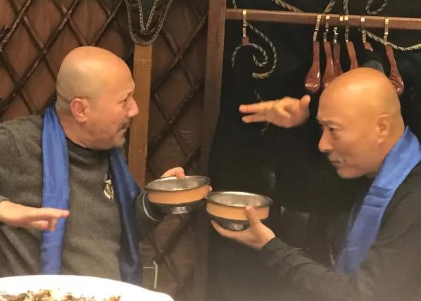 有一次，陈佩斯去内蒙商演，腾格尔给陈佩斯打电话说：“来我家喝酒，40斤烤全羊吃不