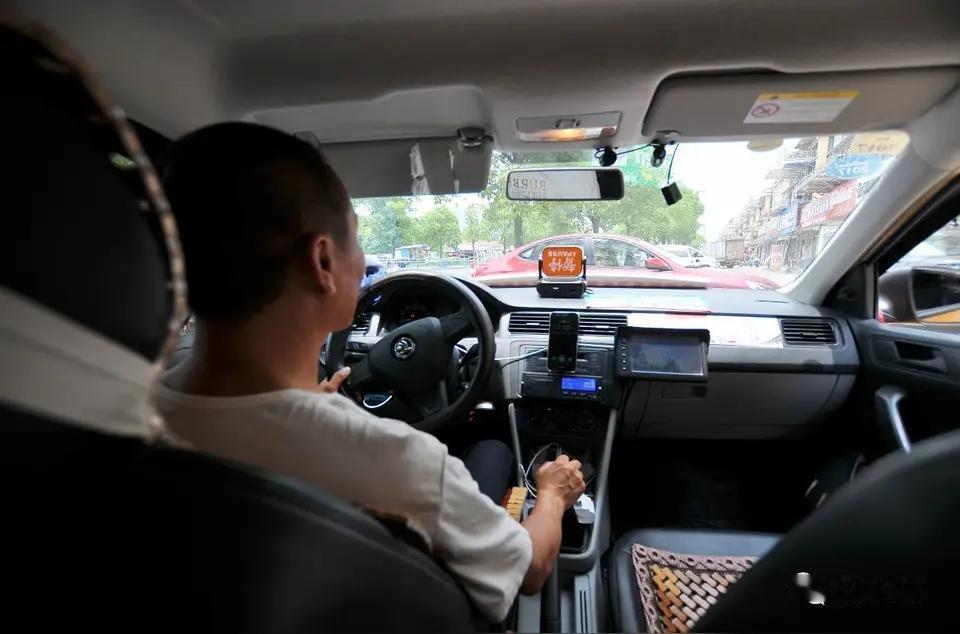 成都男子丢手机反遭“流放”300公里！一句话惹怒司机，网友吵翻凌晨加班打车