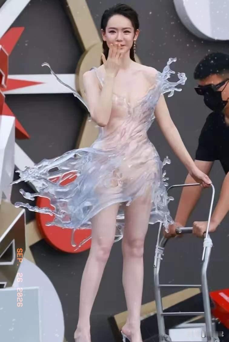 内娱确实不行了，衣服的噱头越来越花哨了。戚薇这次在芭莎之夜，穿了一条3D打印的