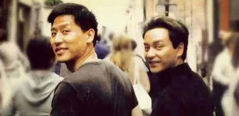 2003年，张国荣去世，遗体被送进火化炉，他的爱人唐鹤德直接晕厥了3次，崩溃到不