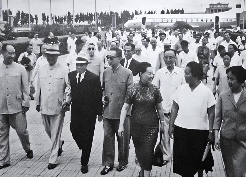 李宗仁为什么不去台湾？1949年12月5日，一架飞机从香港启德机场起飞，机上坐的