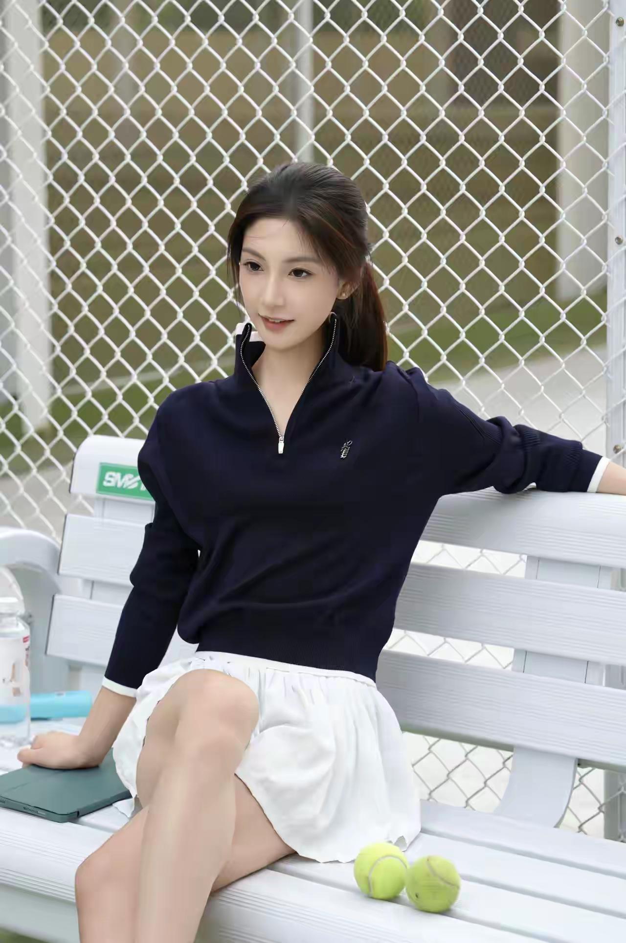 网球场上休息的美女。上联，清风本无意，诚邀下联怎么样拍照能让女生看起来更美分