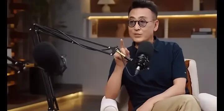 窦文涛说，在这个世界上我最讨厌的是自己。我非常恨我自己，这辈子我没有亏待过自己。