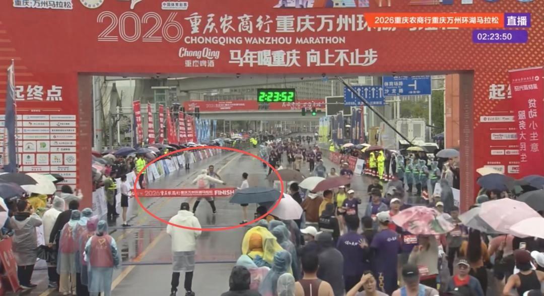 外媒痛批万州马拉松！爆料冠军多次向裁判解释，仍被强行推出赛道42公里都跑下