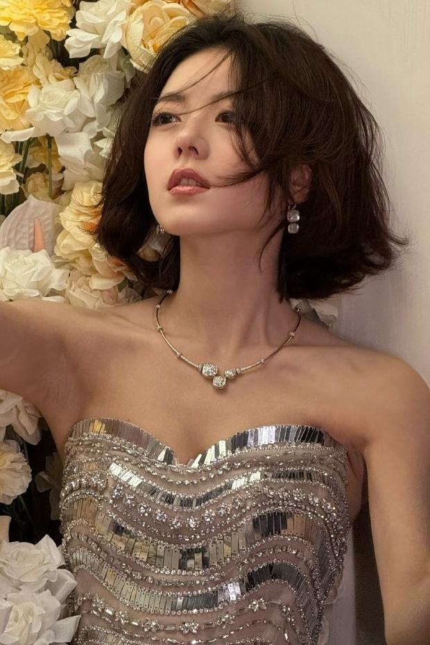 谁懂啊！赵今麦这组图直接从“国民妹妹”变“氛围感姐姐”了！💫蓬松短卷发+碎钻