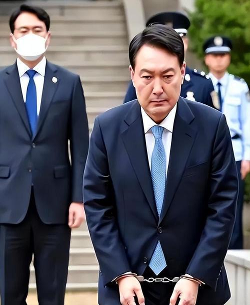 李在明越查越后怕，尹锡悦不仅搞非法戒严，还和台当局非法勾连！随着李在明政府对