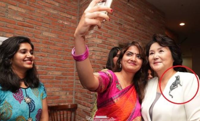 来华别想耍特权！印度高种姓男被怼了！婆罗门男子试图插队时排队的非洲商人