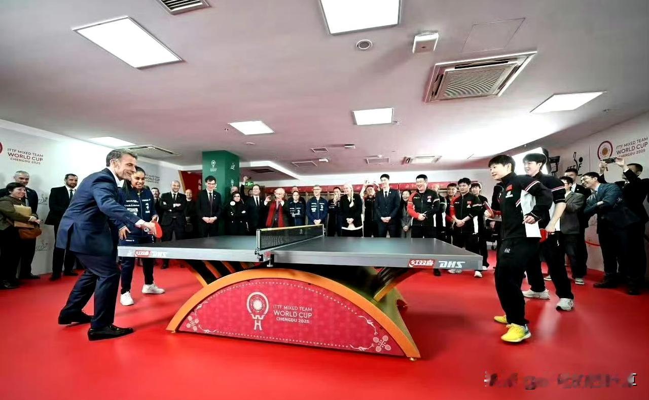 马克龙笑了，我却跟着乐，乐这场乒乓约太有看头！马克龙穿西装就上了场，和法国