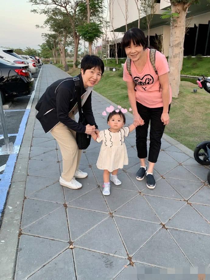 当年福原爱母亲和前婆婆牵着她女儿的手，那时亲家可真亲，他们夫妻俩也是一脸幸福模样