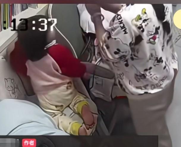 孩子趁妈妈不注意吃了50片钙片，妈妈过来看到孩子在吃东西，问她吃的薯片吗，她说