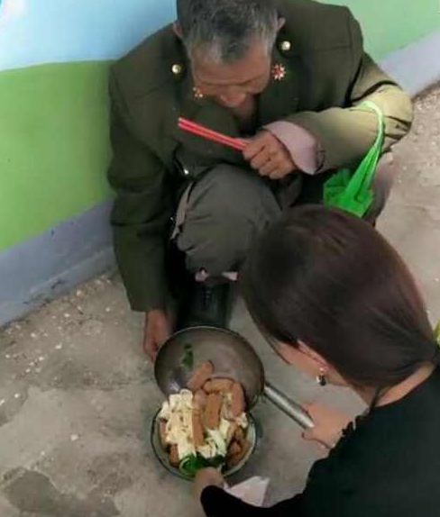 女子给乞丐做了碗面条,接下来乞丐的做法,让她无法冷静