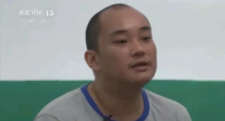 白应苍在监狱里没了往日的潇洒，但是肉眼可见的胖了，地中海的发型也出来了，看来在里