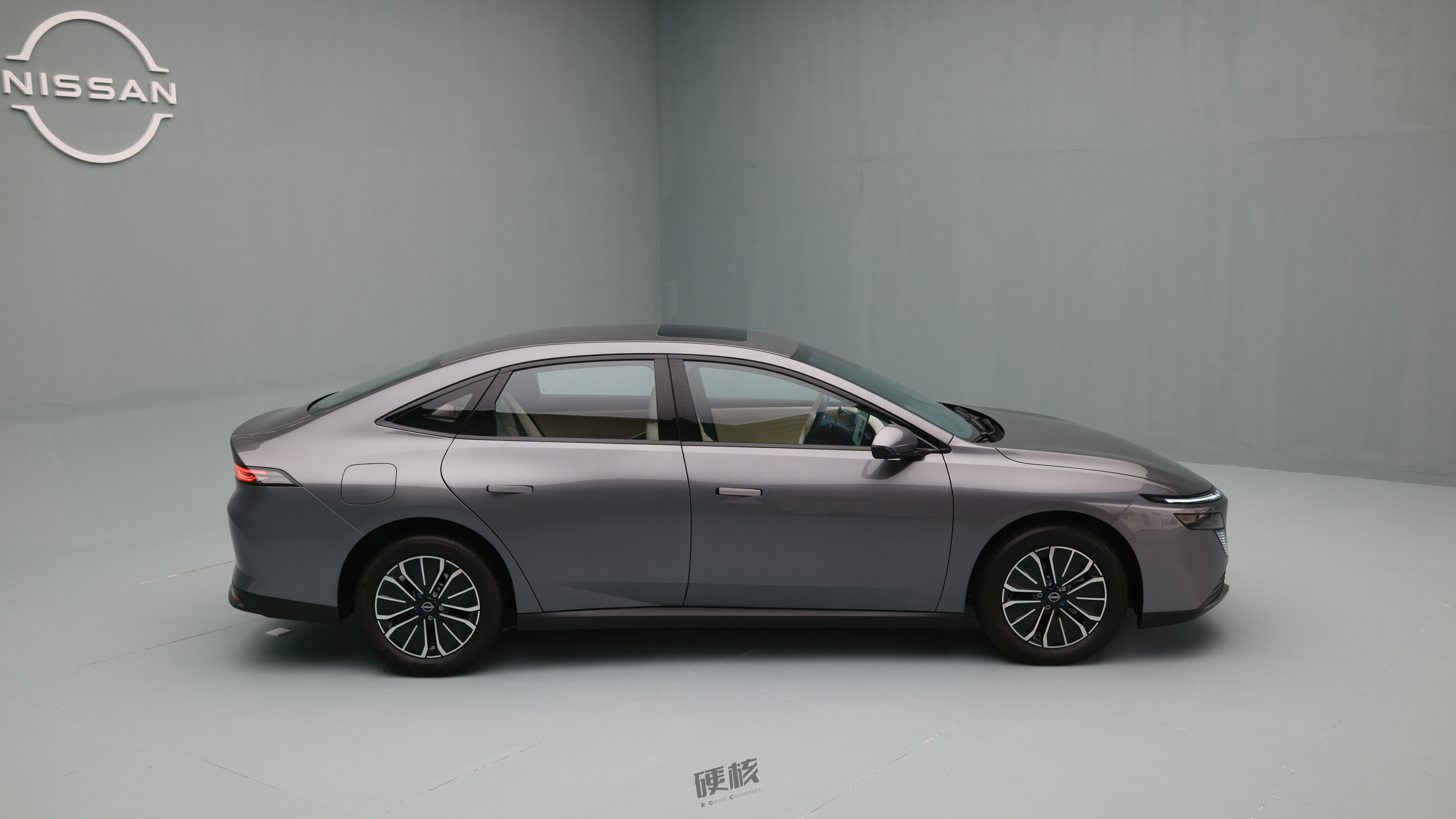 年轻人把家安在车轮上东风日产N6插混版N7日产N6的外观，从远处看的确有点难以