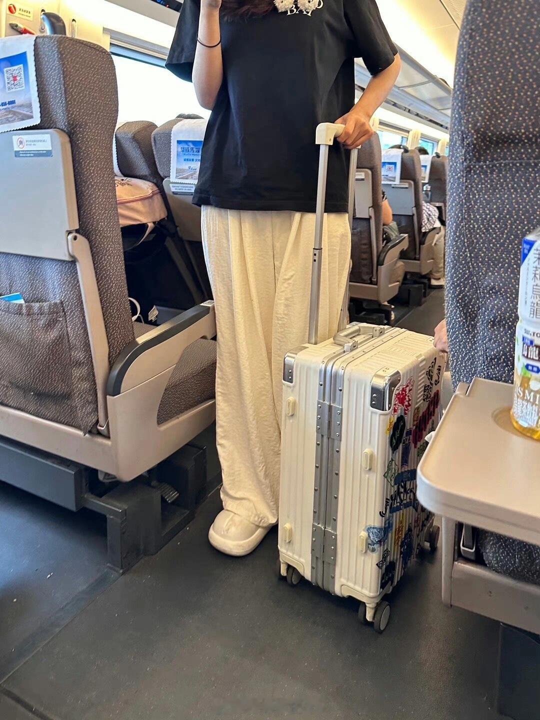 沃c！沃c!！！坐高铁看到的。。。上车一眼就觉得小姐姐这样穿好好看！！！！面料看