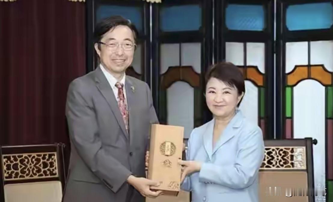 日本地震，卢秀燕与民进党政客赖瑞隆争着捐款，卢秀燕大手笔捐款10万美元，赖瑞隆捐