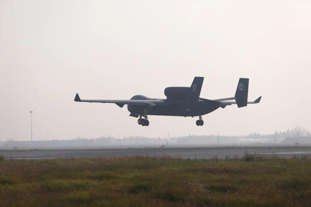 我国自主研发的“九天”无人机今日在中国西北某地成功完成首飞。该无人机翼展25