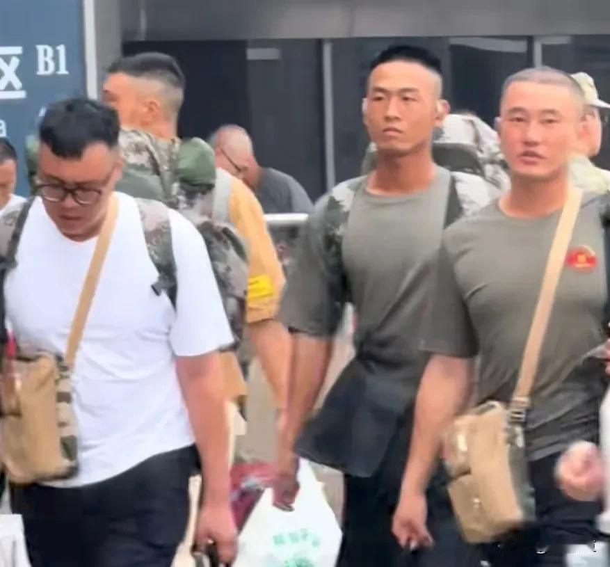 路过机场的时候，看到很多阅兵返程的士兵！脱下戎装后，还是能够被一眼认出，脸上清