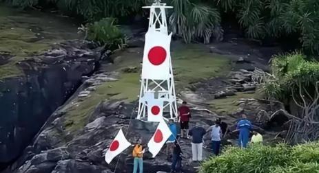 钓鱼岛一座高不过5.6米的白色钢架灯塔，如今似乎却成了中日两国之间矛盾的焦点，日