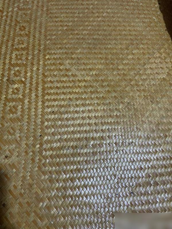 想起小时候奶奶每晚用热毛巾擦竹凉席的样子，凉丝丝的带着花露水味，现在居然连碰都不