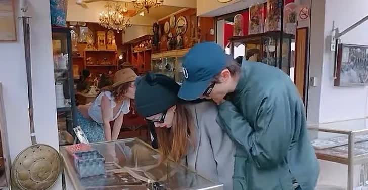李承铉和戚薇逛街看到好看的香水瓶，李承铉问她要不要选几个香水瓶，戚薇说“如果我们
