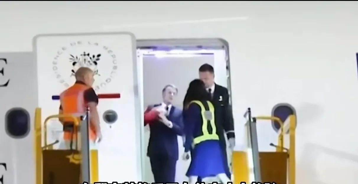 大家猜一猜，马克龙从意大利回家后，会不会被妻子掌掴？大家可能还记得马克龙在访