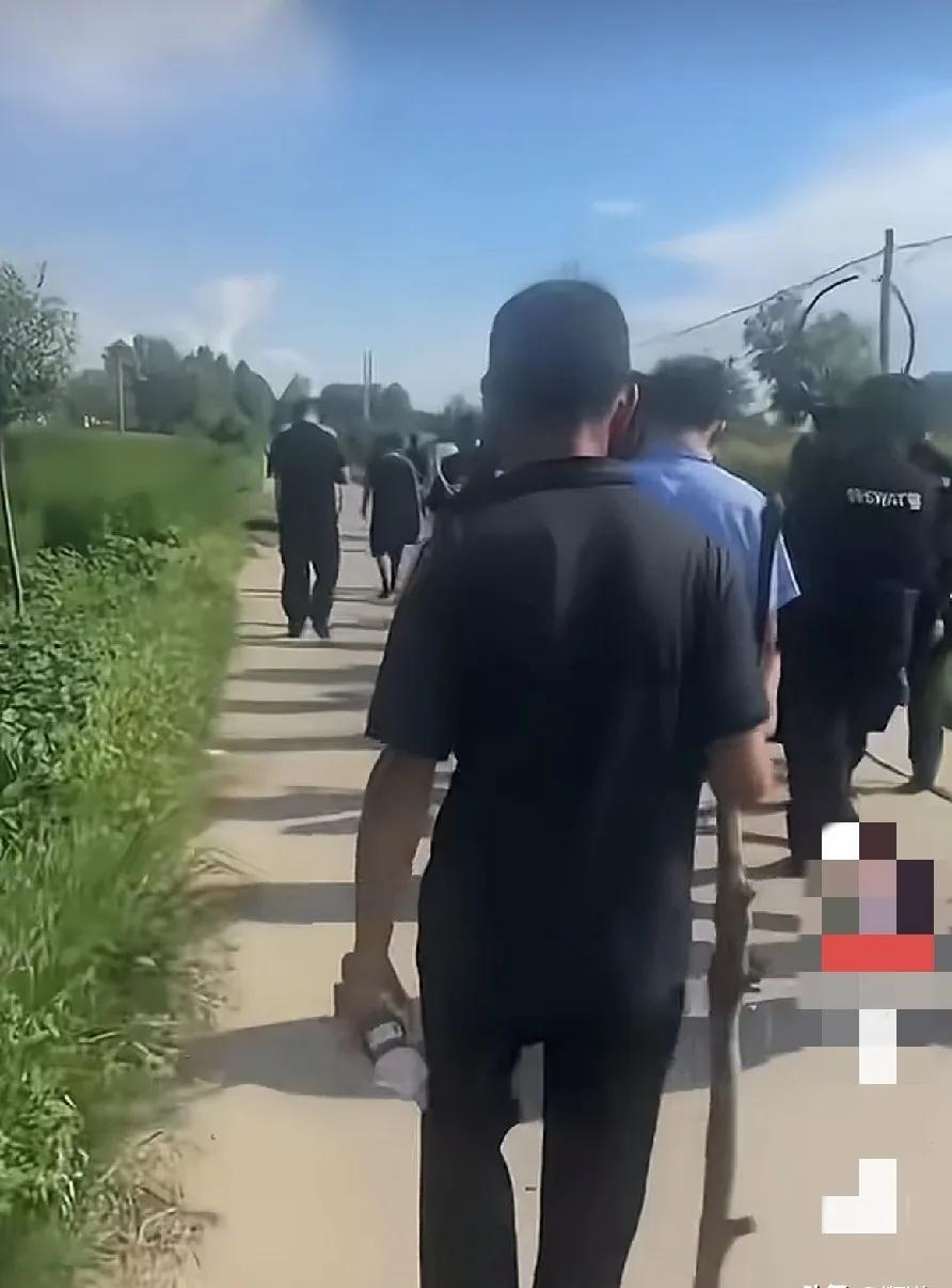 河南西平案件通报说夏付钢是租房户，与邻居因琐事发生争吵。网友说得好：这人也真是