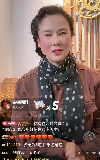 演员王小华今晚在直播间说：我女儿唐墩墩第一次直播时就有人告诉我女儿来互联网上直播