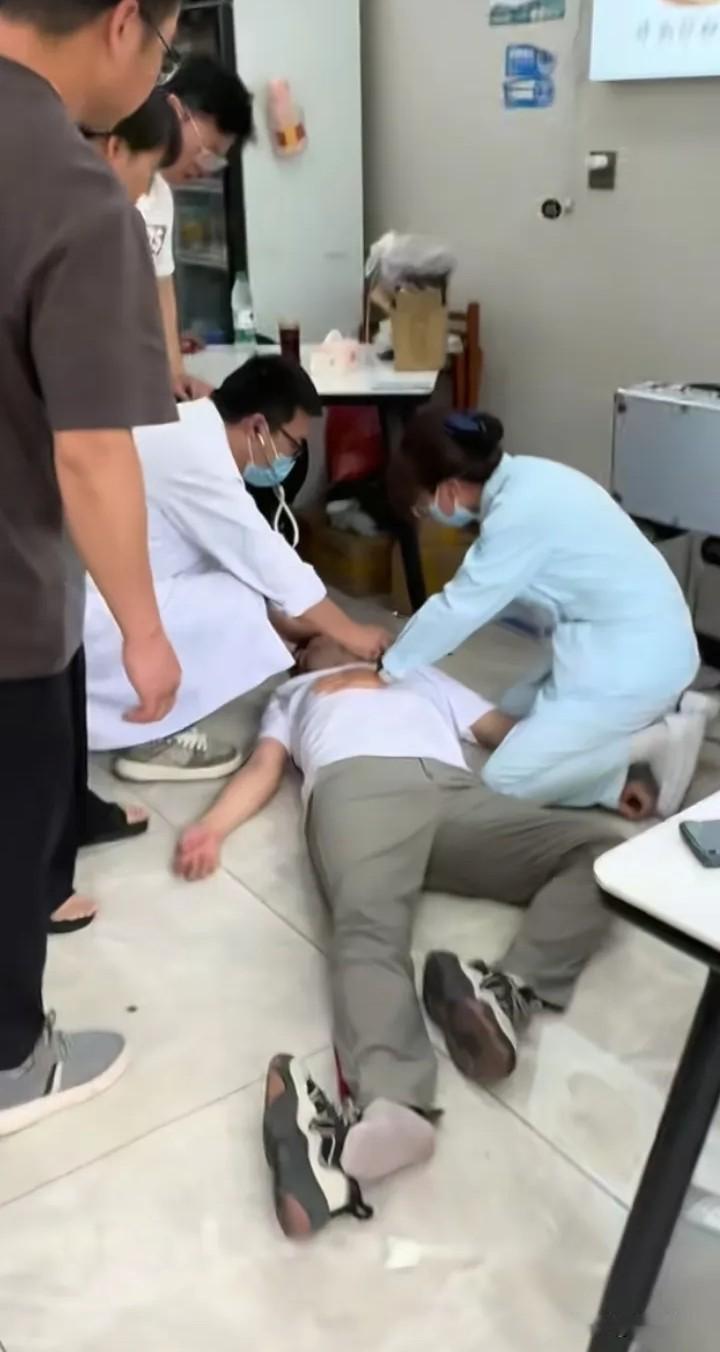 一个家庭的崩塌，生命脆弱与社会反思他在饭店吃饭，很普通的一天，突然倒了。头晕