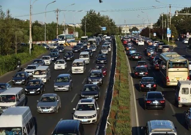 我弟凌晨4点从深圳出发，以为自己是全村最聪明的人。结果高速上全是和他一样聪明的傻