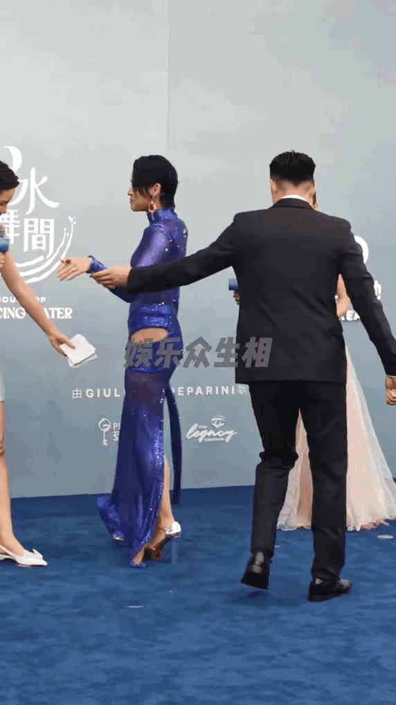 许嵩说得对，紫色很有韵味就是不知道胡杏儿知不知道转身后，后面风景一览无余，紫