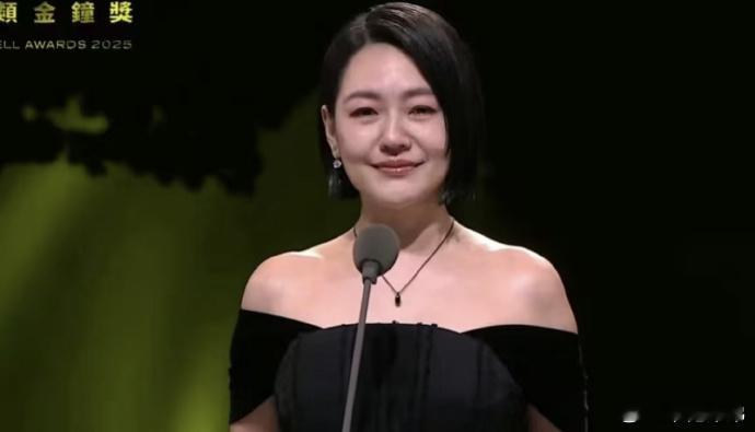小S得奖从她强装镇定主持却在提到姐姐时红了眼眶，到独自拿下奖项时的哽咽，我全程眼