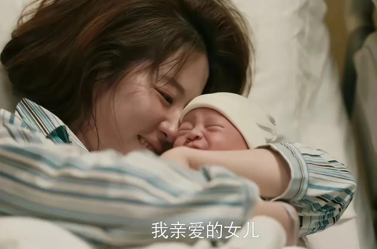 有次家宴，我抱着刚满2个月的宝宝坐在桌边，大家都在热热闹闹吃饭。我怕孩子闹影