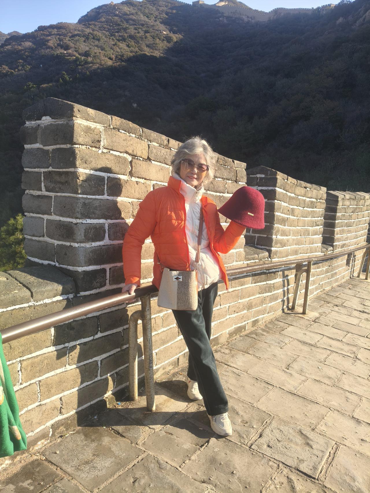 旧衣里的老妈，气质如诗老妈去北京旅游了，行李箱里装着几件多年前的旧衣。这些衣