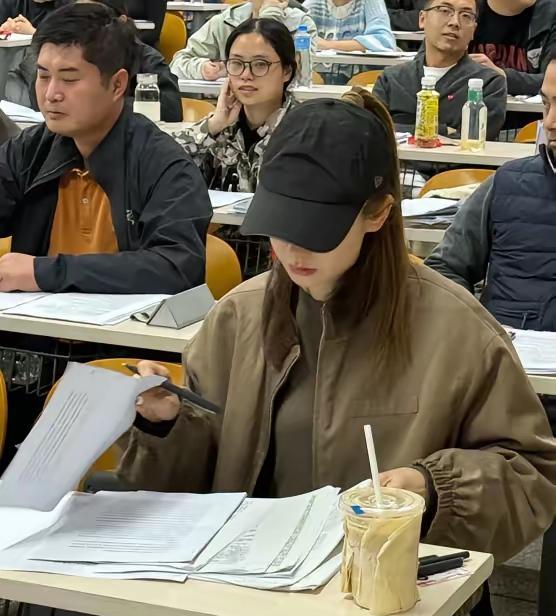 她没带助理，没穿高定，就戴个棒球帽，蹲在北大自习室啃管理题。没人认出她，她也没