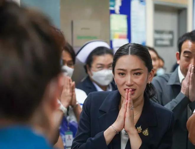 佩通坦这次麻烦大了，泰国军方话语权很大的，支持谁，谁就能干下去。泰国军方虽说忠