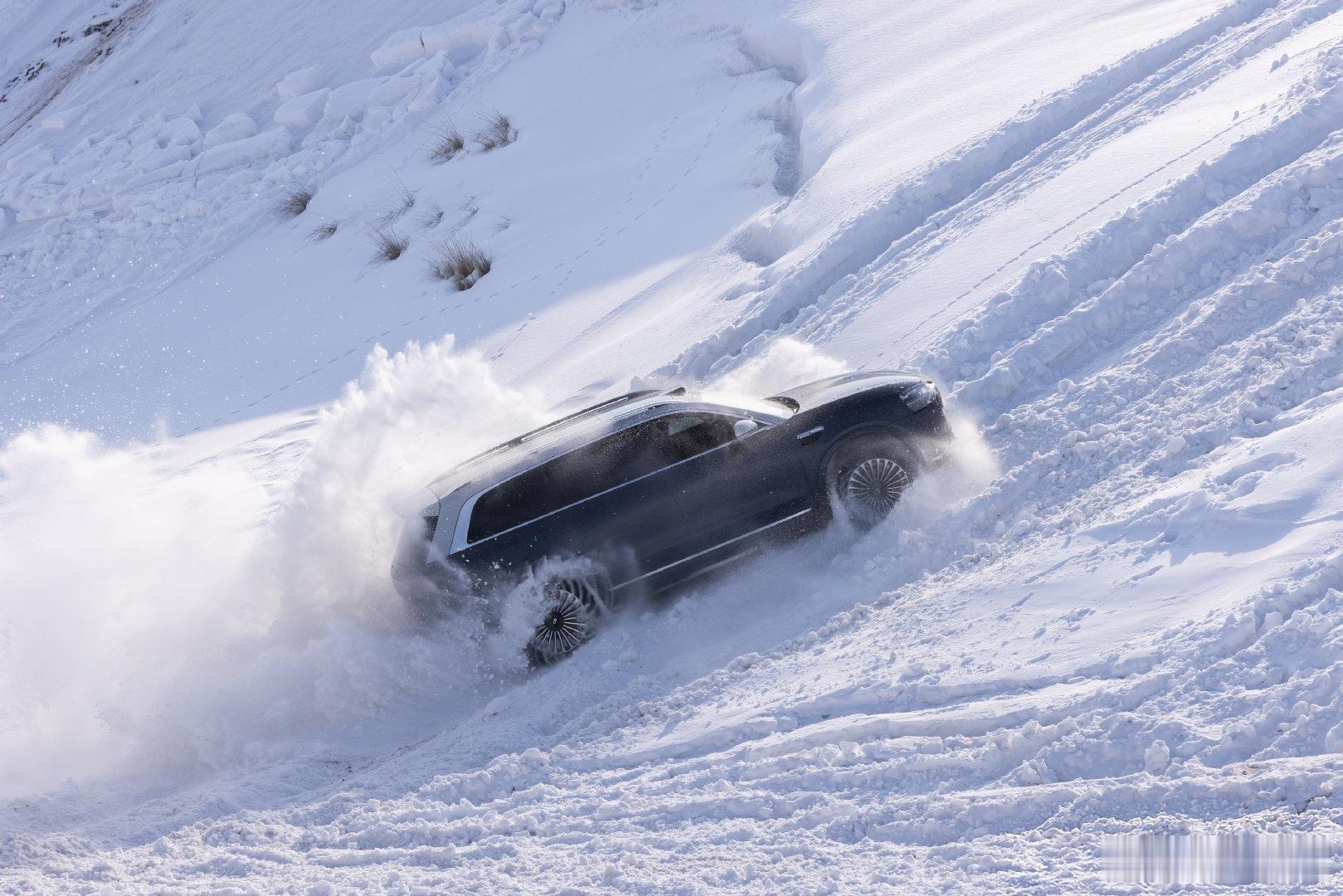 回顾这两年问界M9，科技车皇已成先说几个数据1、连续18个月坐稳50万级车型销量